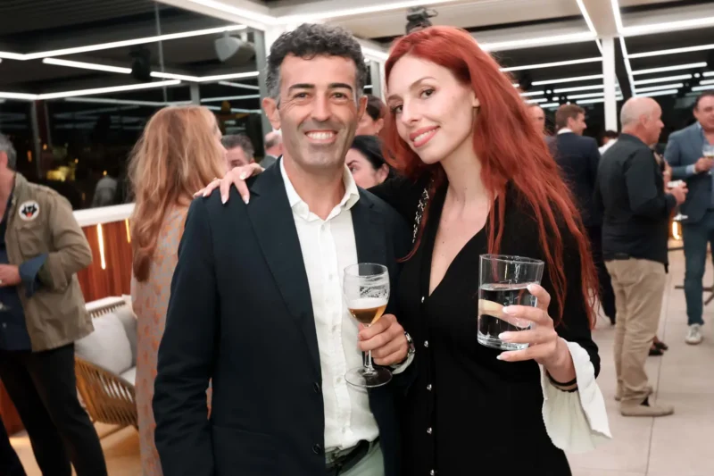 Brindis en el cóctel de octubre de 2025