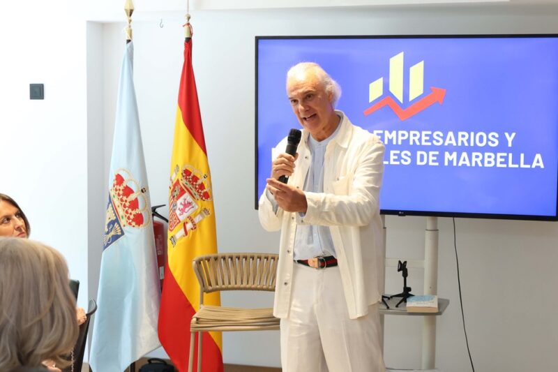 Conferencia del cardiólogo don Manuel de la Peña, experto en longevidad