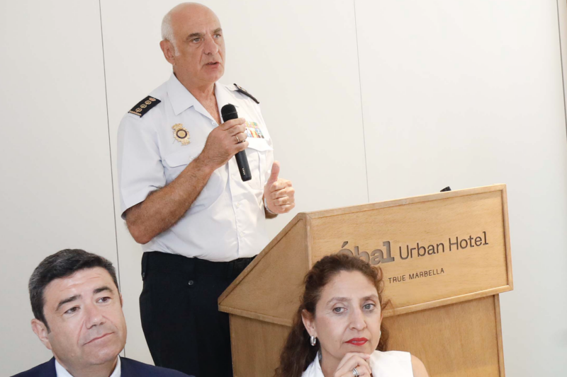 Don Enrique Barón, el comisario provincial de Málaga, imparte una conferencia sobre el «plan Marbella»
