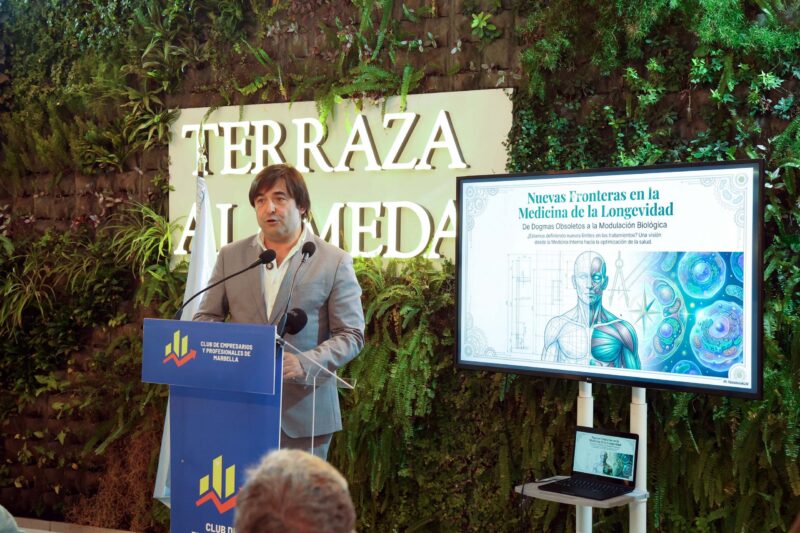 El doctor Martínez-Peñalver ensalza los péptidos para mejorar la longevidad