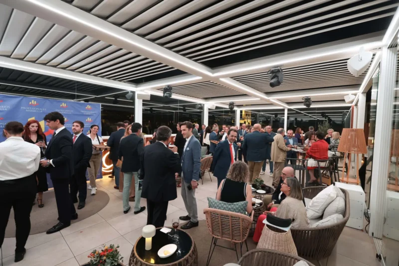 Aperitivo y presentaciones en el roof-top